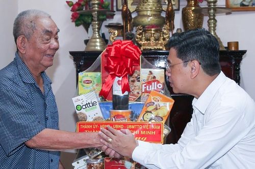 Thăm, tặng quà gia đình chính sách tiêu biểu tại quận 1