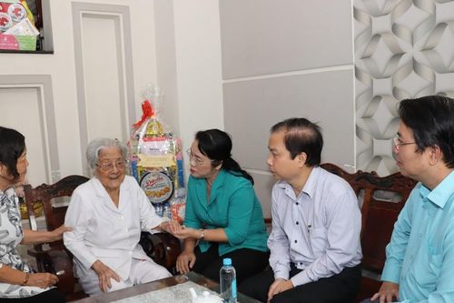 Thăm, tặng quà gia đình chính sách tiêu biểu ở quận 6
