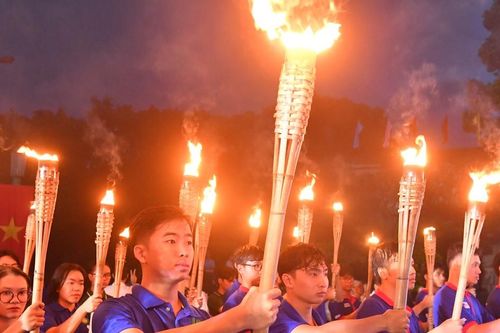 Thắp nến tri ân các anh hùng liệt sĩ