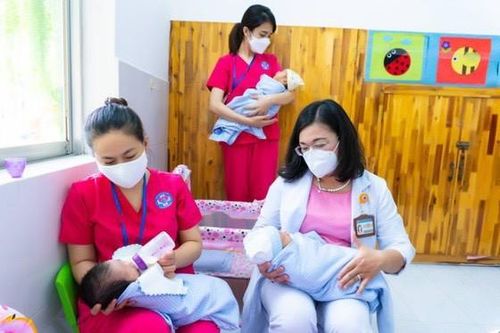 Khám sức khỏe miễn phí cho những em bé chào đời trong tâm dịch Covid-19