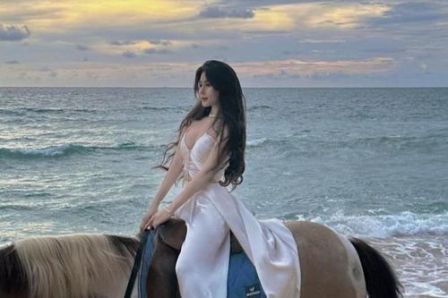 Cưỡi ngựa đi dạo biển, gái xinh Sài thành quyến rũ 'hết nước chấm'