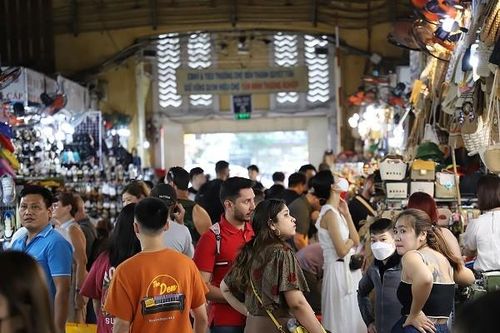 Chợ Bến Thành đông khách, tiểu thương vẫn than ế ẩm