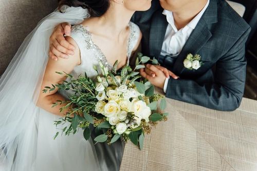 Chú rể về trước, bỏ mặc cô dâu nhậu say khướt với tình cũ