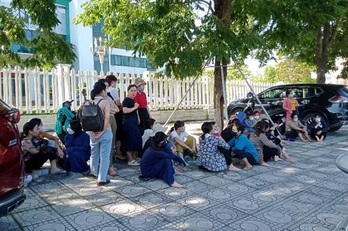 Giáo viên đến UBND tỉnh Phú Thọ kiến nghị về tuyển dụng đặc cách