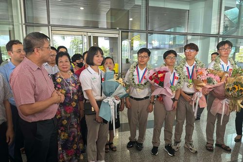 Đội tuyển Olympic Hóa học quốc tế về nước với thành tích xuất sắc