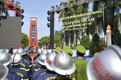 Cảnh sát Phòng cháy chữa cháy thắp hương tri ân các anh hùng liệt sĩ