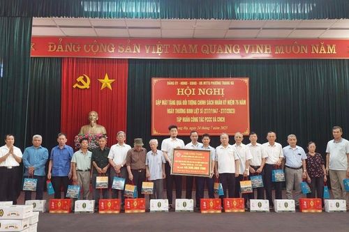 Tập đoàn Hanaka thăm hỏi, tặng quà các gia đình chính sách, người có công