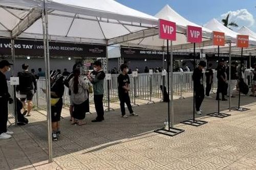 Khán giả xếp hàng đổi vòng tay BlackPink giữa trời nắng gắt