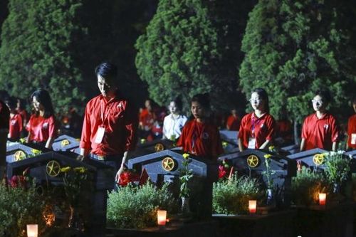 Hàng nghìn ánh nến được thắp sáng tưởng niệm các Anh hùng liệt sĩ
