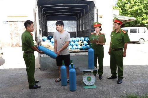 Phát hiện xe ô tô chở 100 bình khí 'cười' không rõ nguồn gốc xuất xứ