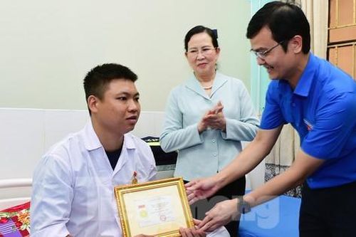 Trung ương Đoàn trao Huy hiệu 'Tuổi trẻ dũng cảm' tặng chiến sĩ công an cứu 6 người khỏi đám cháy