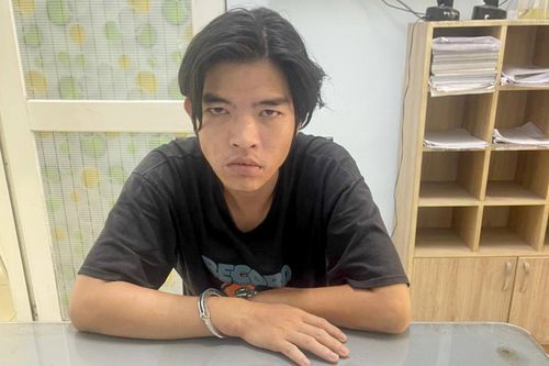 Cạy mái nhà, đu dây để trộm 30 chiếc điện thoại lúc rạng sáng