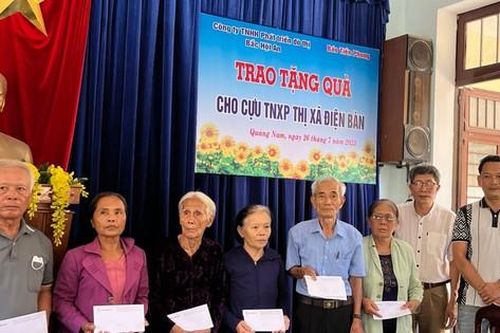 Công ty TNHH Phát triển đô thị Bắc Hội An và báo Tiền Phong trao quà cựu TNXP Điện Bàn