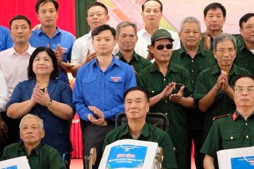 Đoàn công tác T.Ư Đoàn thăm và trao quà tặng các thương bệnh binh tỉnh Phú Thọ
