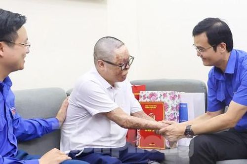 T.Ư Đoàn thăm, tặng quà chiến sĩ sống sót duy nhất trong vụ rơi trực thăng ở Hòa Lạc
