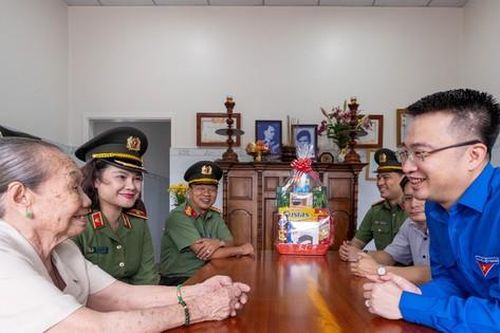 Trung ương Đoàn và Bộ Công an thăm, tặng quà Mẹ Việt Nam anh hùng tại Tây Ninh
