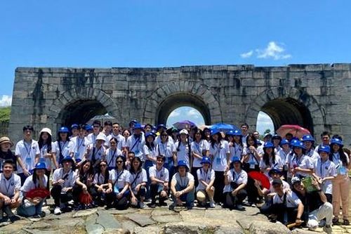 Kiều bào trẻ thăm di tích Lam Kinh, tặng quà Làng trẻ SOS Thanh Hóa