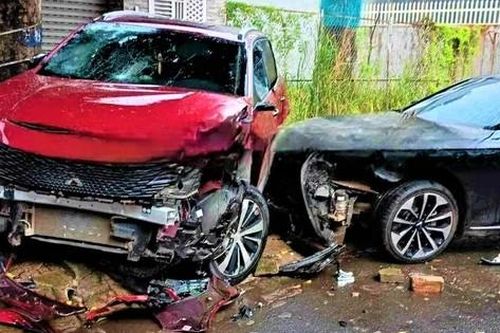 Danh tính người đàn ông lái ô tô liên tục húc xe con đậu trên đường