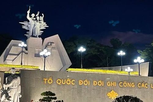 Thắp nến tri ân các Anh hùng liệt sỹ tại Nghĩa trang liệt sỹ Quốc gia Đường 9