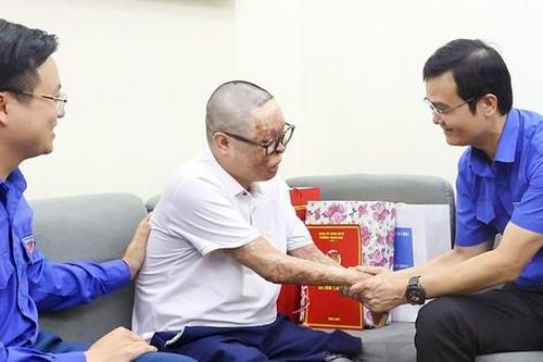 Trung ương Đoàn thăm, tặng quà chiến sĩ sống sót duy nhất trong vụ rơi trực thăng ở Hòa Lạc