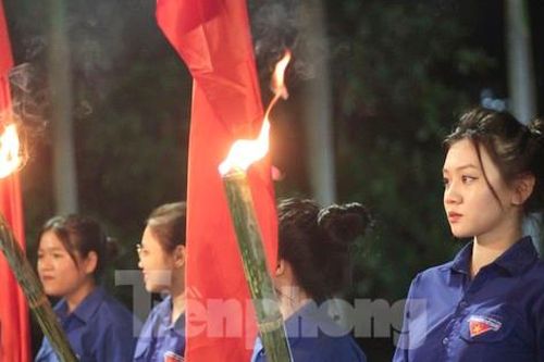 Bình Định đồng loạt thắp nến tri ân các anh hùng liệt sĩ tại 106 nghĩa trang, đài tưởng niệm