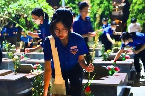Giới trẻ Nha Trang thắp nến tri ân dịp kỷ niệm 76 năm Ngày Thương binh - Liệt sĩ