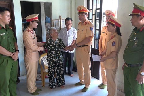 Cảnh sát giao thông trật tự thăm, tặng quà các gia đình liệt sĩ