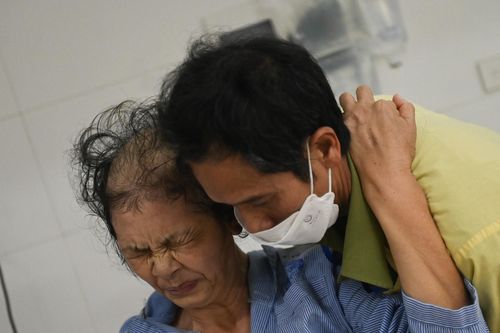 Cơn bão dân số già ở Việt Nam: Áp lực của thế hệ 'bánh mỳ kẹp'