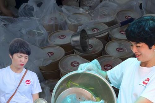 Cô trò ĐH Luật TP.HCM nấu ăn miễn phí cho bệnh nhi ung thư