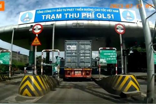 Tài xế phanh gấp khi qua trạm thu phí nhưng vẫn bị barie đập vào kính