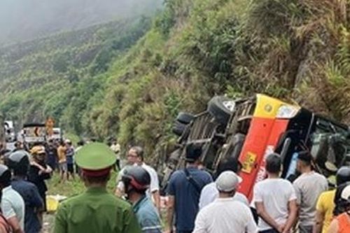 Nguyên nhân vụ lật xe khách trên cao tốc khiến 18 người thương vong