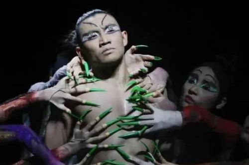 'Chim công làng múa' Dương Lệ Bình tiếp tục hứng 'gạch đá' vì vũ đạo tục tĩu
