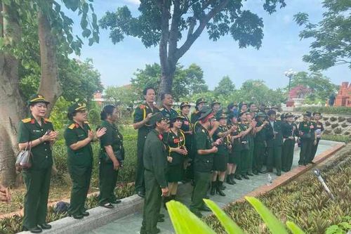 Tiếng hát giữa nghĩa trang