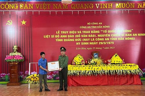 Trao bằng Tổ quốc ghi công cho thân nhân gia đình liệt sĩ Đỗ Anh Đào