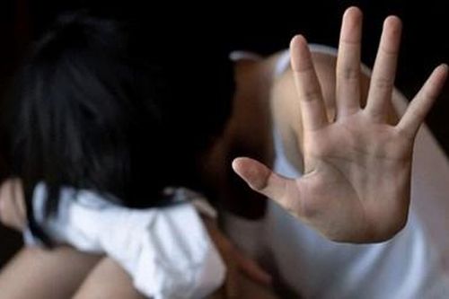 Dụ bé gái thiểu năng lên đồi để giở trò đồi bại