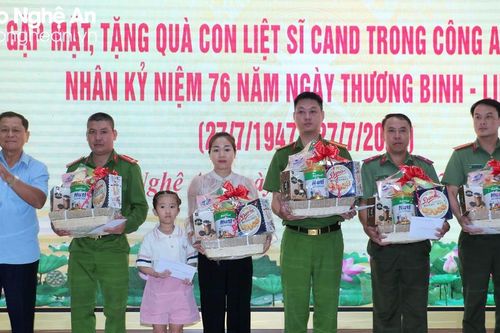 Nguyên Thứ trưởng Bộ Công an tặng quà các gia đình chính sách