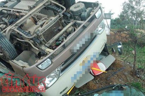 Điều tra nguyên nhân vụ lật xe khách khiến 1 người chết, 15 người bị thương
