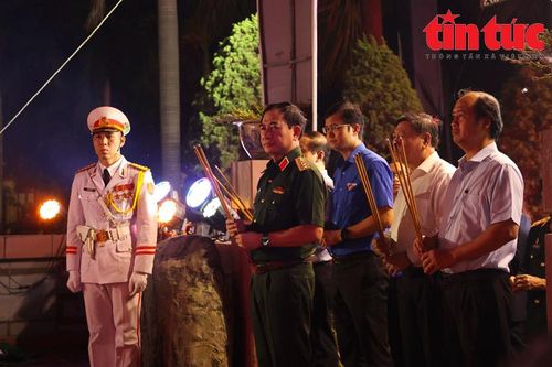 Nghĩa trang liệt sỹ Hà Nội rực sáng hàng nghìn ngọn nến tri ân dịp 27/7