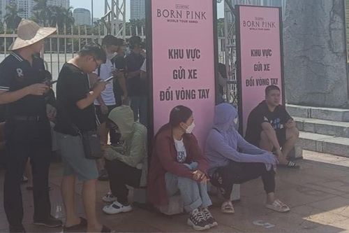 Khán giả 'đội nắng' xếp hàng dài đổi vòng tay concert BLACKPINK