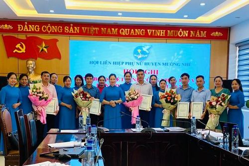 Hội LHPN đầu tiên của tỉnh Điện Biên công nhận hội viên danh dự