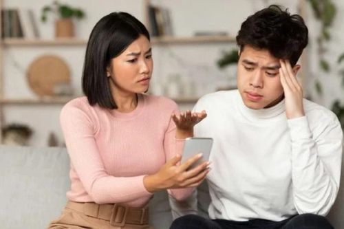 Nhờ hộp quà trong xe ô tô mà tôi phát hiện ra bí mật của chồng