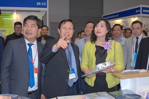 Thứ trưởng Phan Thị Thắng tham dự Triển lãm quốc tế vải, nguyên phụ liệu và máy móc thiết bị ngành may