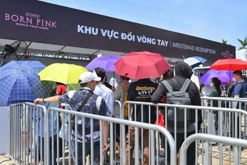 Người hâm mộ xếp hàng dài đổi vòng tay concert BlackPink giữa trời nắng Hà Nội