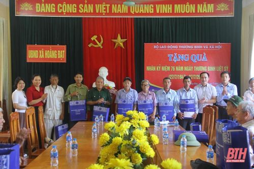 Trao quà của Bộ LĐ-TB&XH đến gia đình chính sách, người có công với cách mạng trên địa bàn xã Hoằng Đạt