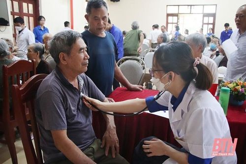 Khám bệnh, cấp phát thuốc miễn phí cho 153 người có công và thân nhân người có công tại thị xã Bỉm Sơn