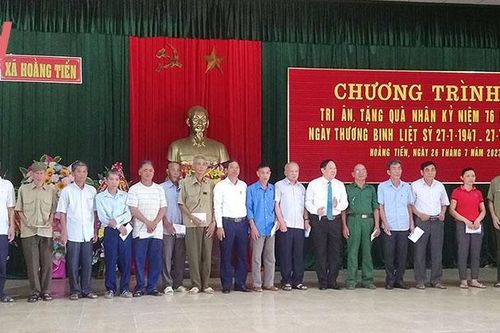 Công ty TNHH đầu tư và du lịch Hải Tiến tặng quà cho thương binh, gia đình liệt sĩ nhân dịp 27-7