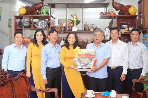 Thường trực Thành ủy, HĐND, UBND TP. Long Xuyên thăm, tặng quà gia đình chính sách tiêu biểu