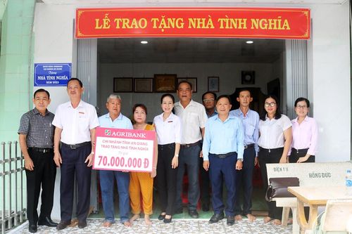 Trao nhà Tình nghĩa cho gia đình chính sách ở xã Vĩnh Nhuận