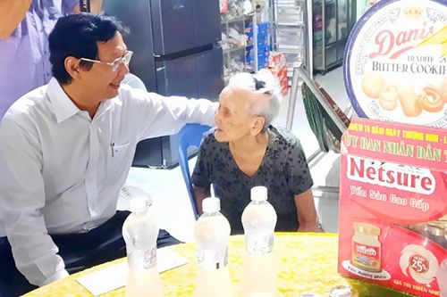 Phó Chủ tịch UBND tỉnh An Giang Lê Văn Phước thăm gia đình chính sách ở TX. Tịnh Biên