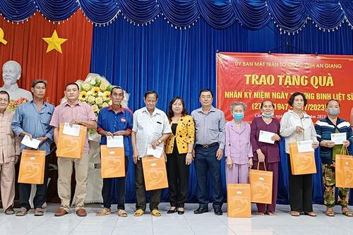 UBMTTQVN tỉnh An Giang tặng quà các gia đình chính sách ở huyện Châu Thành